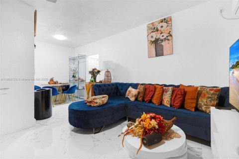 Immobilier commercial à vendre à Miami, Floride: 242.85 m2 № 2013361 - photo 18