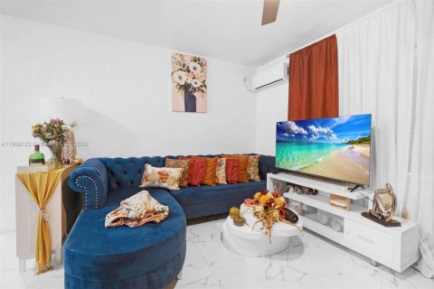 Immobilier commercial à vendre à Miami, Floride: 242.85 m2 № 2013361 - photo 17