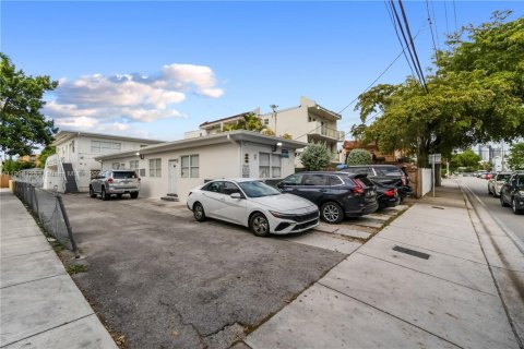 Immobilier commercial à vendre à Miami, Floride: 242.85 m2 № 2013361 - photo 1