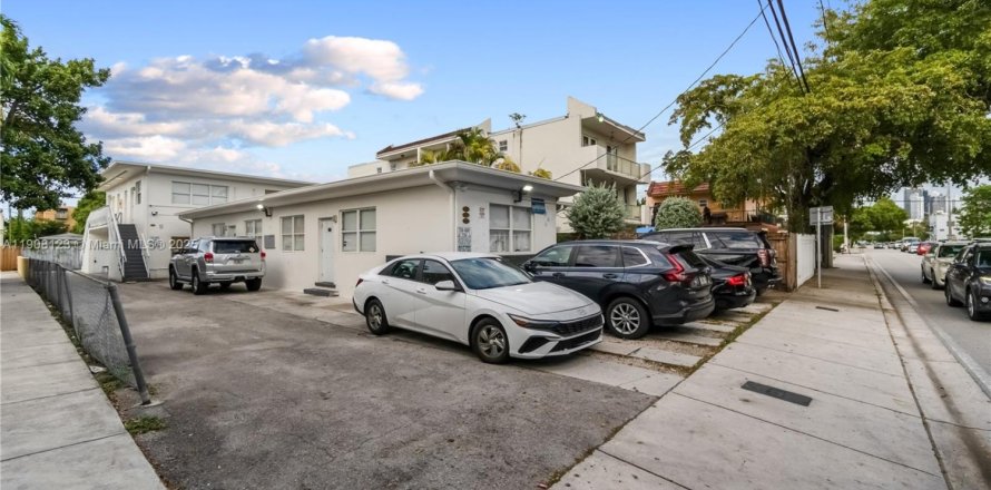 Immobilier commercial à Miami, Floride 242.85 m2 № 2013361