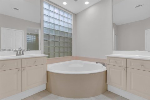 Villa ou maison à vendre à Weston, Floride: 3 chambres, 227.24 m2 № 1947412 - photo 18