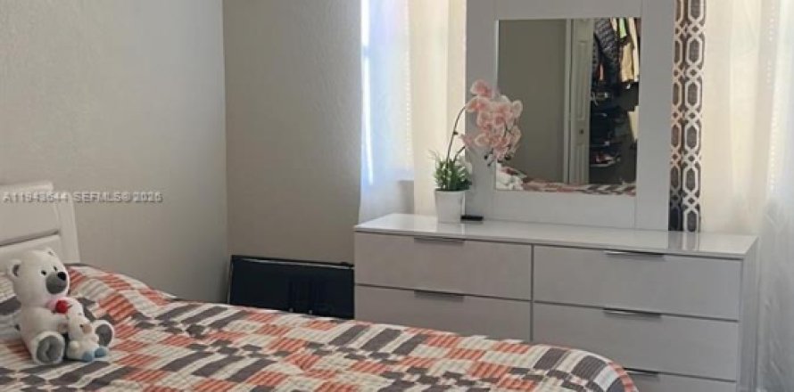 Кондоминиум с 2 спальнями в Пемброк-Пайнс, Флорида № 2004995