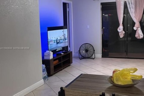 Снять в аренду кондоминиум в Пемброк-Пайнс, Флорида 2 спальни, 74.88м2, № 2004995 - фото 3