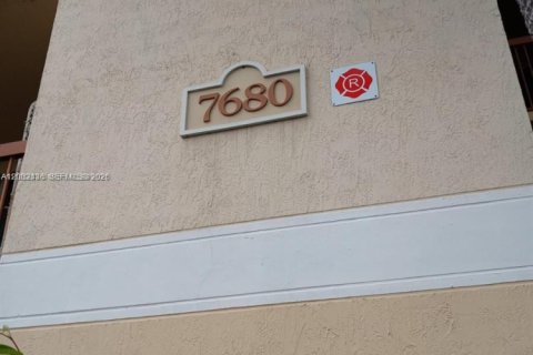 Condominio en Tamarac, Florida, 2 dormitorios  № 2089667
