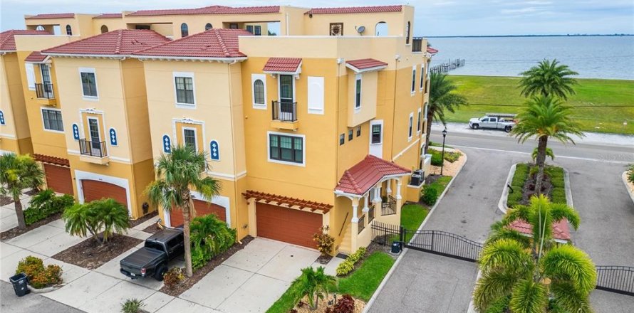 Townhouse in Apollo Beach, Florida 3 bedrooms, 256.69 sq.m. № 1811060
