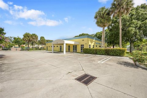 Commercial property in West Palm Beach, Florida № 1844170 - photo 21
