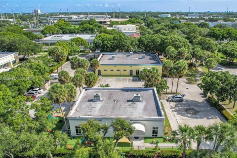 Commercial property in West Palm Beach, Florida № 1844170 - photo 28