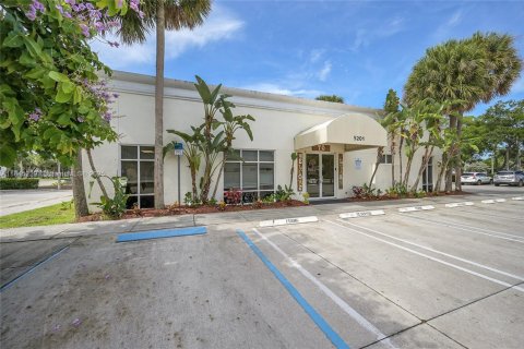 Commercial property in West Palm Beach, Florida № 1844170 - photo 2
