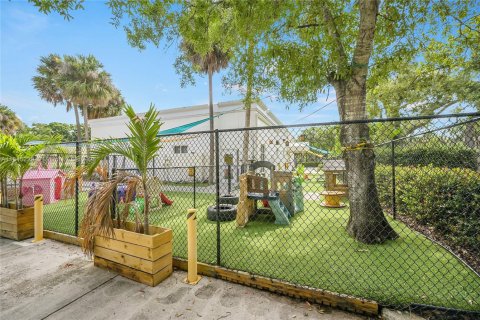 Commercial property in West Palm Beach, Florida № 1844170 - photo 13