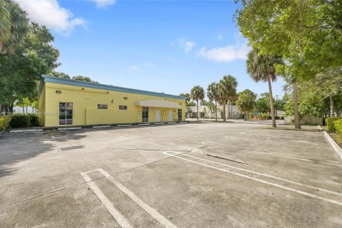 Commercial property in West Palm Beach, Florida № 1844170 - photo 3