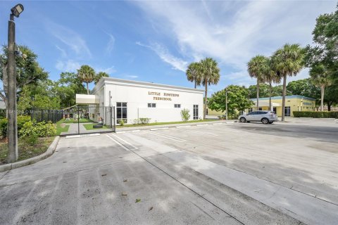 Commercial property in West Palm Beach, Florida № 1844170 - photo 7