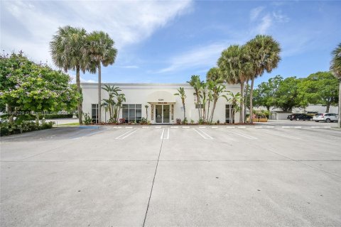 Commercial property in West Palm Beach, Florida № 1844170 - photo 4