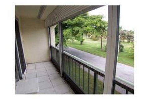 Купить кондоминиум в Корал-Спрингс, Флорида 3 комнаты, 75.25м2, № 2083291 - фото 2