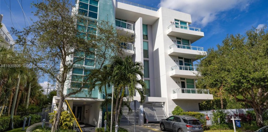 Condo in Miami Beach, Florida, 2 bedrooms № 1993994