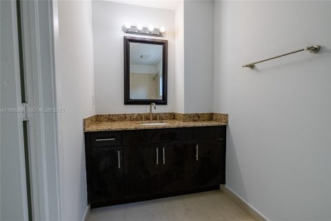 Condo in Miami Beach, Florida, 2 bedrooms № 1993994 - photo 12