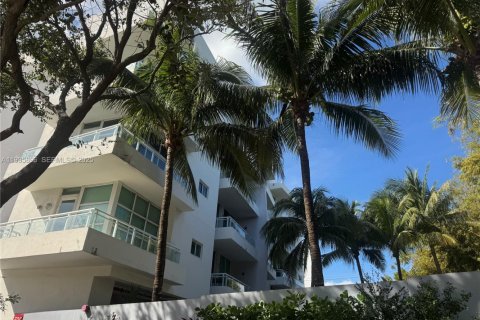 Condo in Miami Beach, Florida, 2 bedrooms № 1993994 - photo 2