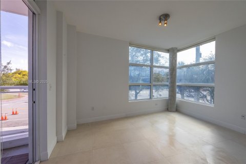 Condo in Miami Beach, Florida, 2 bedrooms № 1993994 - photo 9