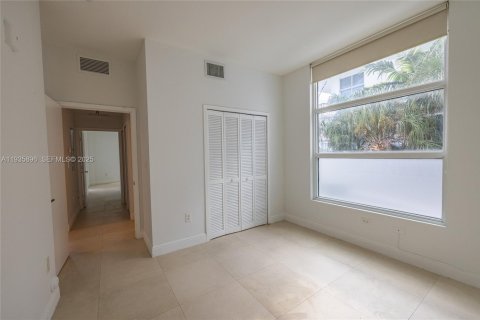 Condo in Miami Beach, Florida, 2 bedrooms № 1993994 - photo 11
