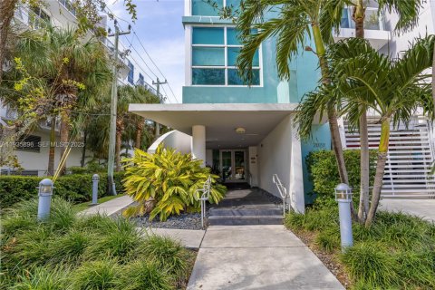 Condo in Miami Beach, Florida, 2 bedrooms № 1993994 - photo 14