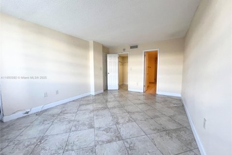 Condo in Hallandale Beach, Florida, 2 bedrooms  № 1855152 - photo 15