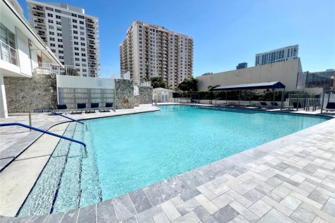 Condo in Hallandale Beach, Florida, 2 bedrooms  № 1855152 - photo 23