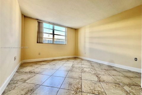 Condo in Hallandale Beach, Florida, 2 bedrooms  № 1855152 - photo 19