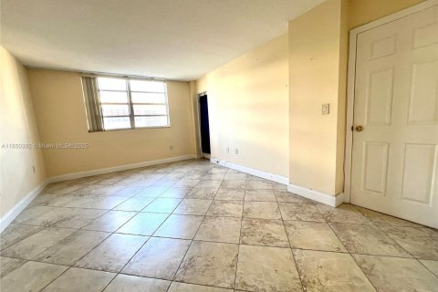 Condo in Hallandale Beach, Florida, 2 bedrooms  № 1855152 - photo 13