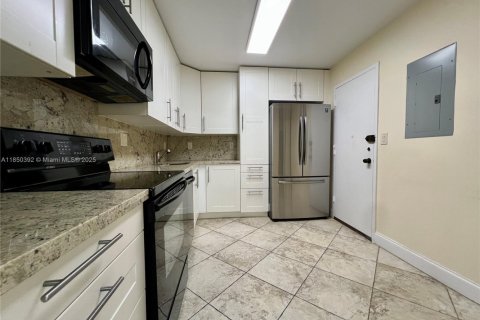 Condo in Hallandale Beach, Florida, 2 bedrooms  № 1855152 - photo 11
