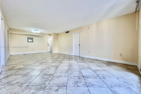 Condo in Hallandale Beach, Florida, 2 bedrooms  № 1855152 - photo 8