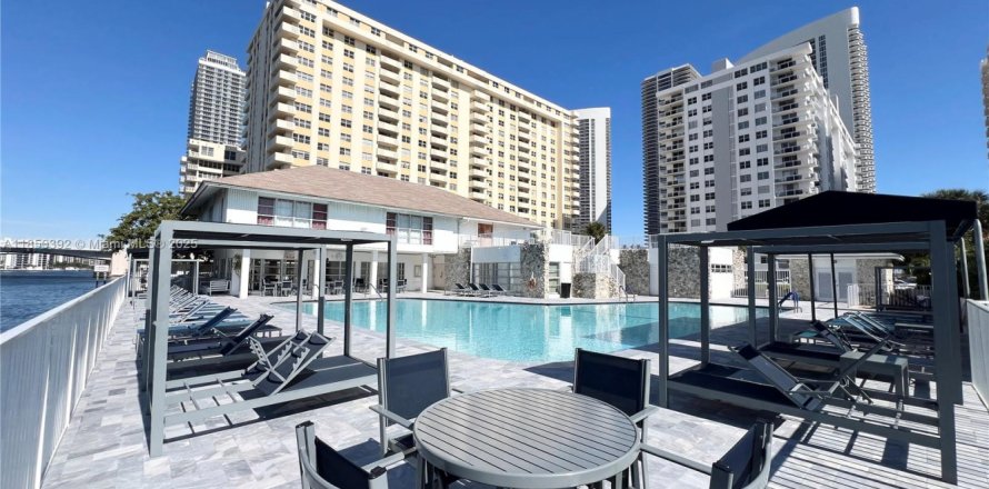 Condo in Hallandale Beach, Florida, 2 bedrooms  № 1855152