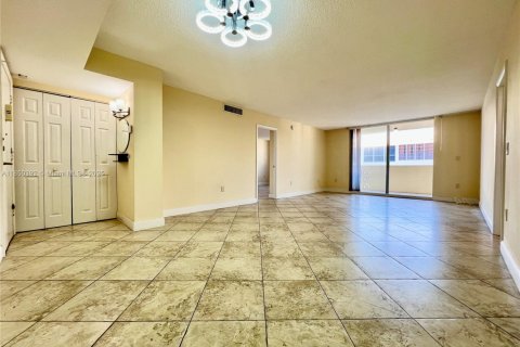 Condo in Hallandale Beach, Florida, 2 bedrooms  № 1855152 - photo 6