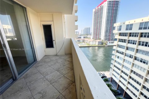 Condo in Hallandale Beach, Florida, 2 bedrooms  № 1855152 - photo 2