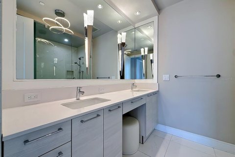 Condo in Saint Petersburg, Florida, 2 bedrooms № 2098265 - photo 21