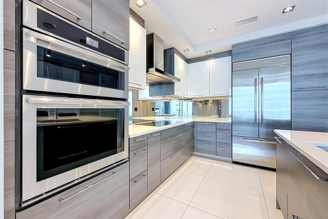 Condo in Saint Petersburg, Florida, 2 bedrooms № 2098265 - photo 9