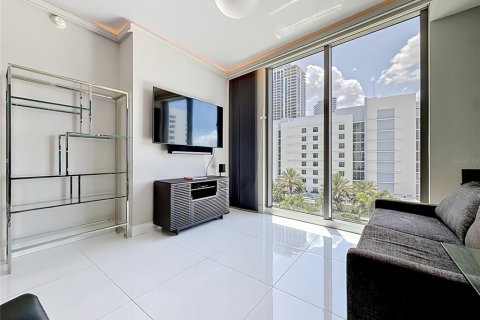 Condo in Saint Petersburg, Florida, 2 bedrooms № 2098265 - photo 23