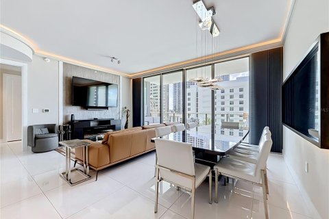 Condo in Saint Petersburg, Florida, 2 bedrooms № 2098265 - photo 11
