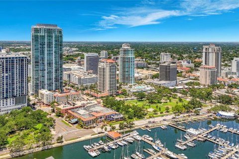 Condo in Saint Petersburg, Florida, 2 bedrooms № 2098265 - photo 4