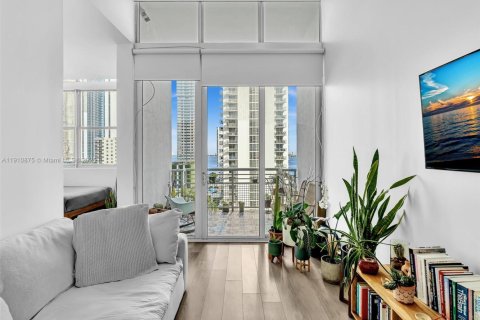 Condominio en alquiler en Miami, Florida, 1 dormitorio, 62.99 m2 № 1967365 - foto 1