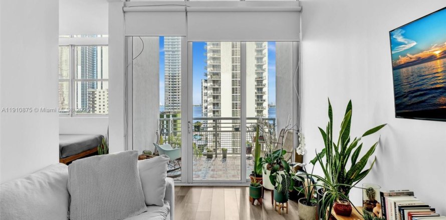 Condominio en Miami, Florida, 1 dormitorio  № 1967365