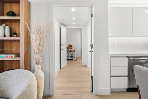 Condo in Miami Beach, Florida, 2 bedrooms  № 2022949 - photo 14