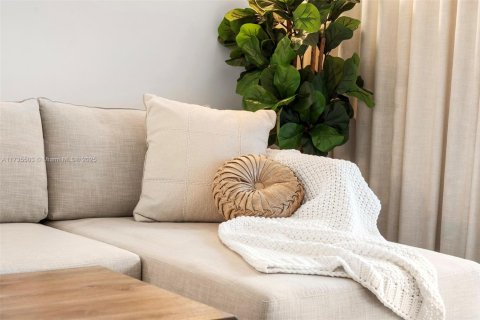 Condo in Miami Beach, Florida, 2 bedrooms  № 2022949 - photo 12