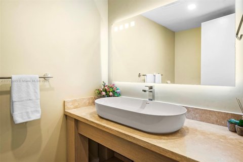Condo in Miami Beach, Florida, 2 bedrooms  № 2022949 - photo 23