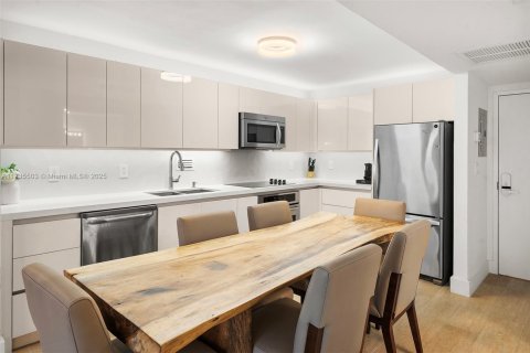 Condo in Miami Beach, Florida, 2 bedrooms  № 2022949 - photo 3