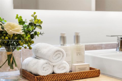 Condo in Miami Beach, Florida, 2 bedrooms  № 2022949 - photo 19