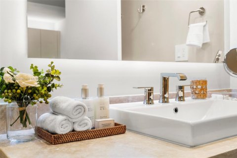 Condo in Miami Beach, Florida, 2 bedrooms  № 2022949 - photo 22