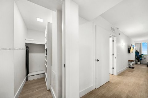 Condo in Miami Beach, Florida, 2 bedrooms  № 2022949 - photo 17