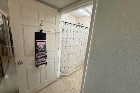 Villa ou maison à vendre à Miami, Floride: 1 chambre, 85.84 m2 № 1938475 - photo 14