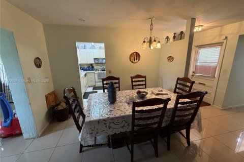 House in Miami, Florida 1 bedroom, 85.84 sq.m. № 1938475 - photo 21