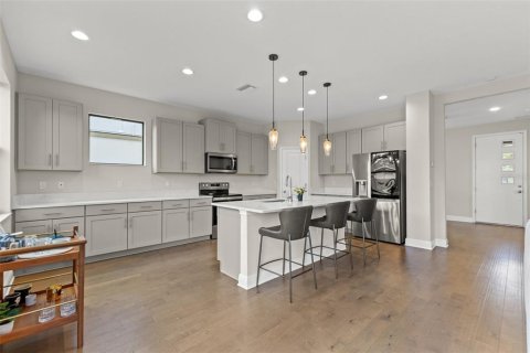Casa en venta en Tampa, Florida, 4 dormitorios, 211.72 m2 № 1904049 - foto 11