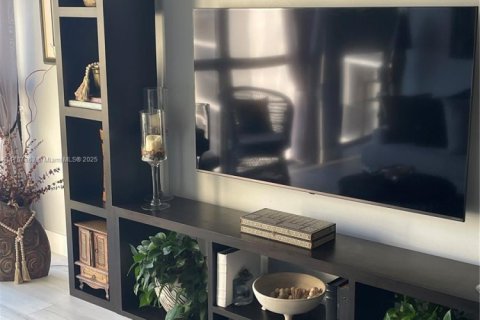 Купить кондоминиум в Халландейл-Бич, Флорида 2 спальни, 99.87м2, № 1958195 - фото 7